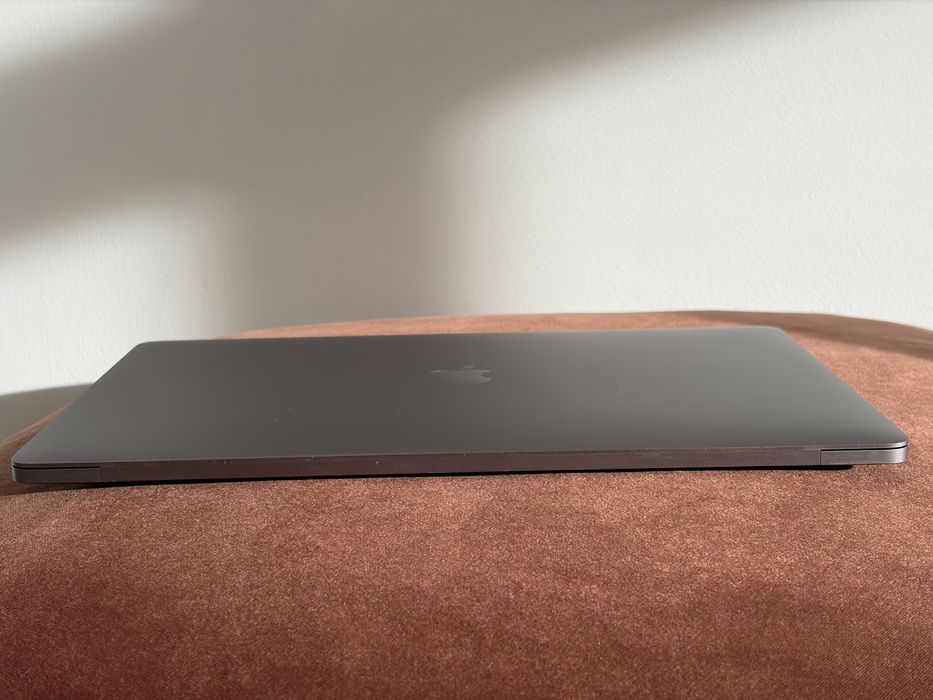 MacBook Pro 15” Retina (2017) | i7 | 16GB RAM | 512GB SSD | Radeon Pro 555