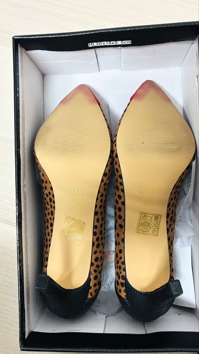 Sapatos marca Azarey salto alto