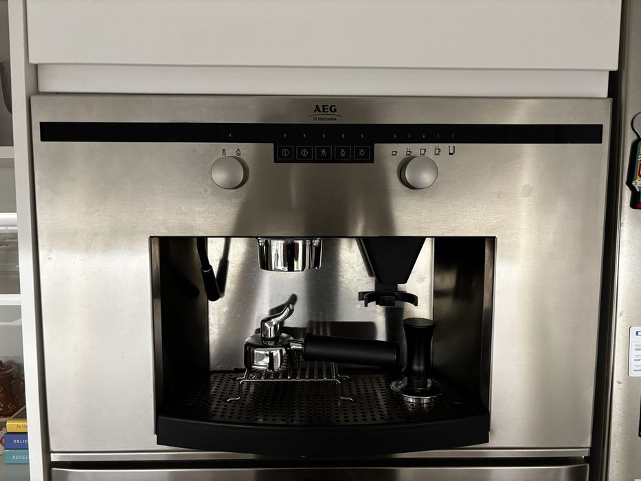 Máquina de café de encastrar AEG