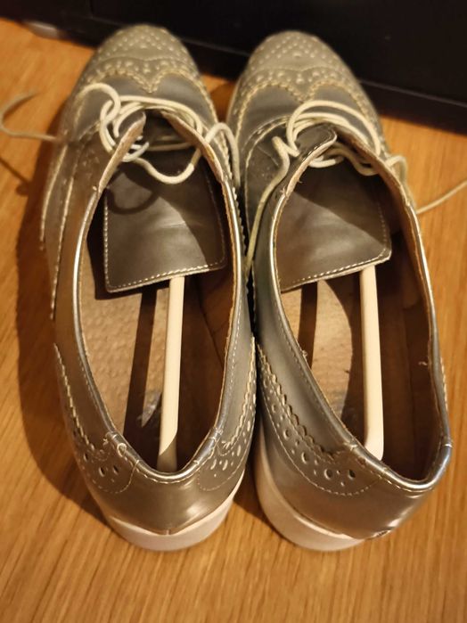 Elegante e em bom estado.