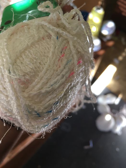 Novelos “Inês” branco com nuances rosa, azuis e amarelas, 50 gramas