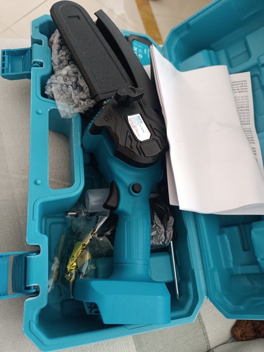 kit de mini motosserra elétrica a bateria (armazenado em uma maleta azul).