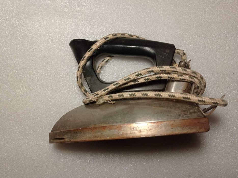 Утюг 1954 года в рабочем состоянии.