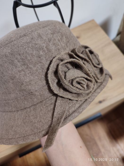 Зимовий капелюшок жіночій