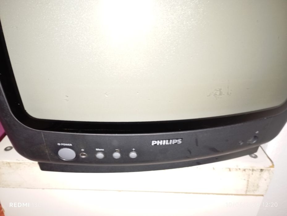 Televisão pequena com suporte de parede