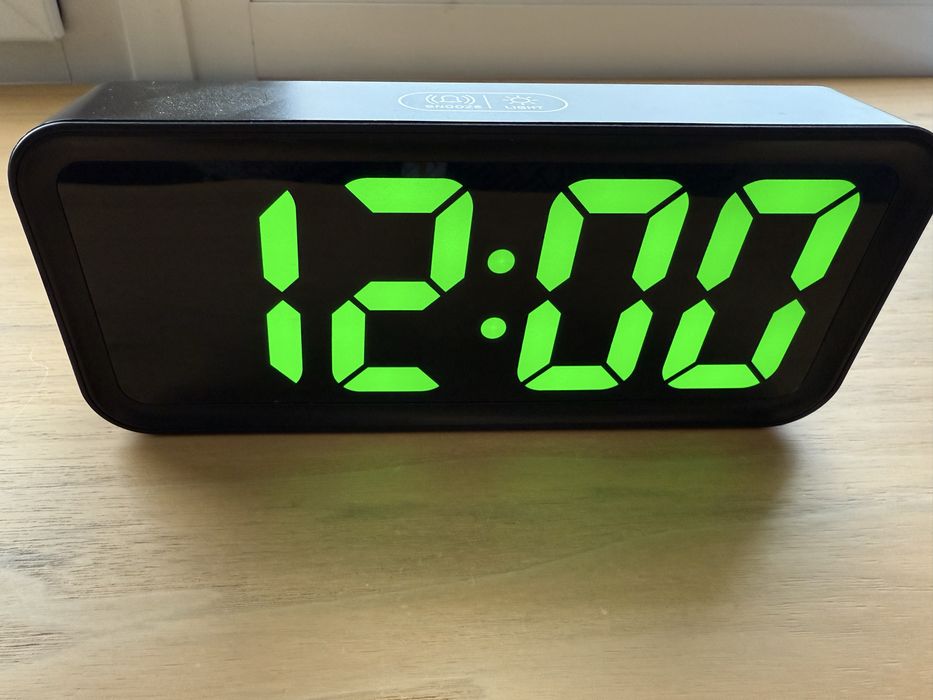 Єлектронний годинник на тумбу , часи/ термометр/ календарь/ будильник