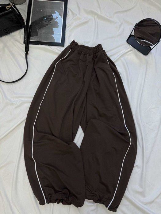 Жіночі спортивні штани оверсайз з кантами по бокам по низу затяжки