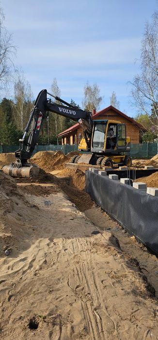 Usługi koparką kołową i koparko-ładowarką.