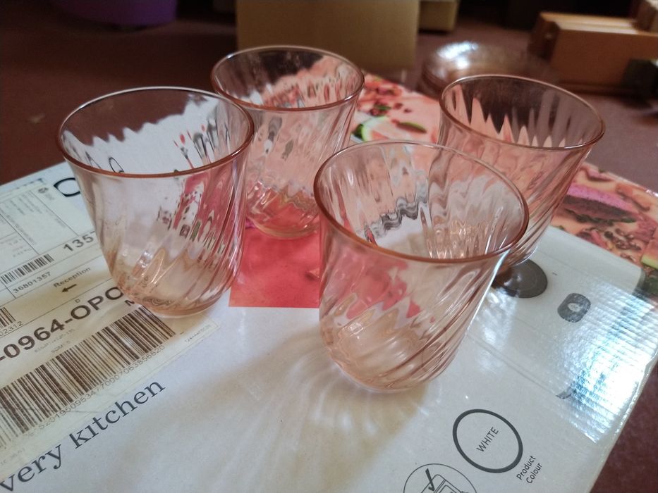 Conjunto de pratos e copos