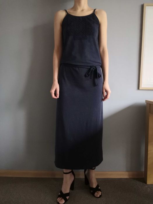 Granatowa sukienka na lato Promod