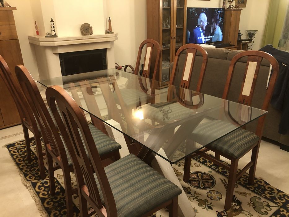 Mesa de sala em madeira e pedra com tampo de vidri