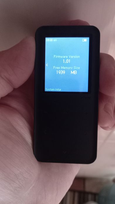 Продам mp3 плеер Iriver E30 на 2 гб.памяти,косметика-на фото,технически-полностью рабочий.