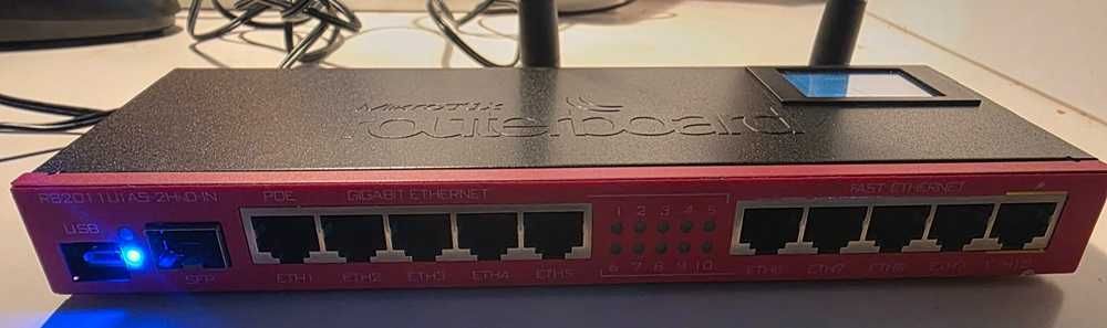 Router Mikrotik RB2011U
