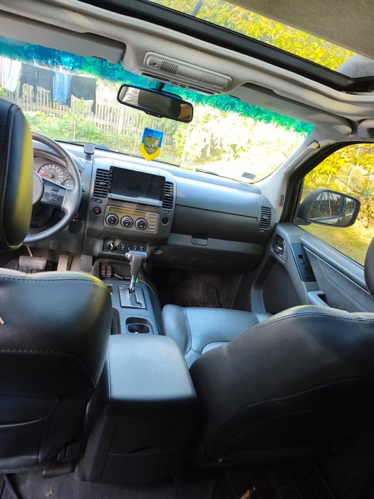 автомобіль Nissan Navara