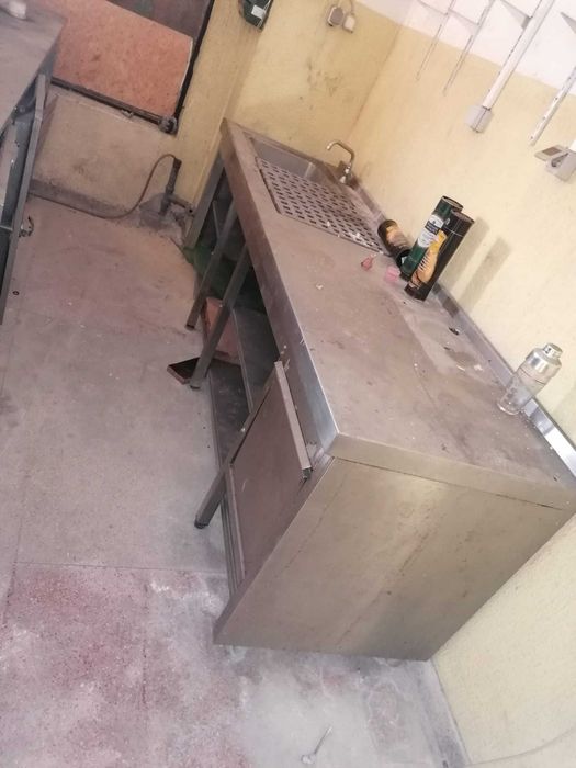 Balcões em aluminio e arca frigorifica de antigo restaurante.
