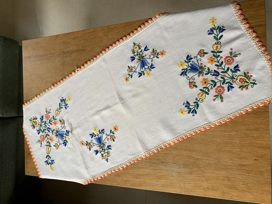 Bieżnik recznie haftowany