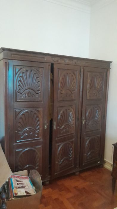 armário de madeira antigo com portas entalhadas