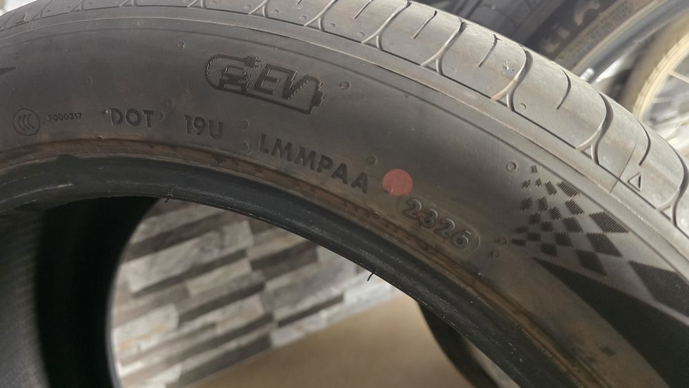 Pneus Giti 235/45R18 - Novos