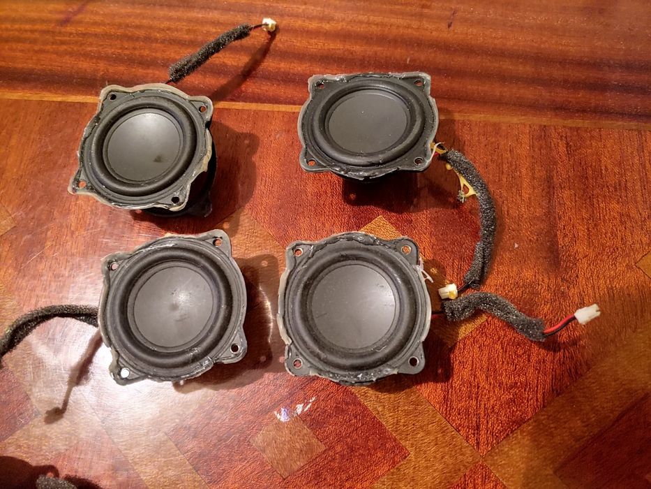 Динамики от разных колонок Є тільки ті що на фото інакших немає.