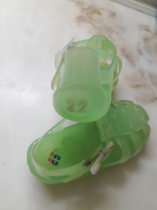 Sandálias verde água da marca Chicco