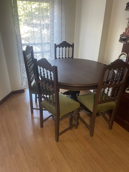 Conjunto de mesa de jantar extensivel  com 6 cadeiras