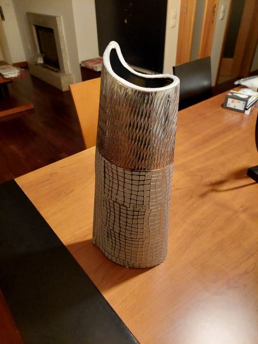 Jarra prateada em cerâmica