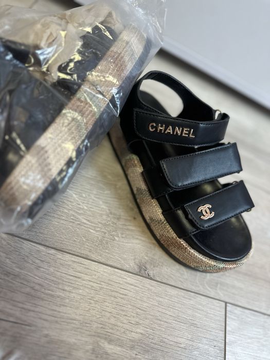 Czarne sandały Chanel na platformie