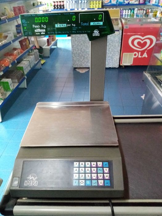 Mobiliário mini mercado e café