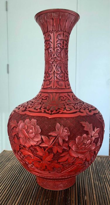 Jarra chinesa em laca esculpida