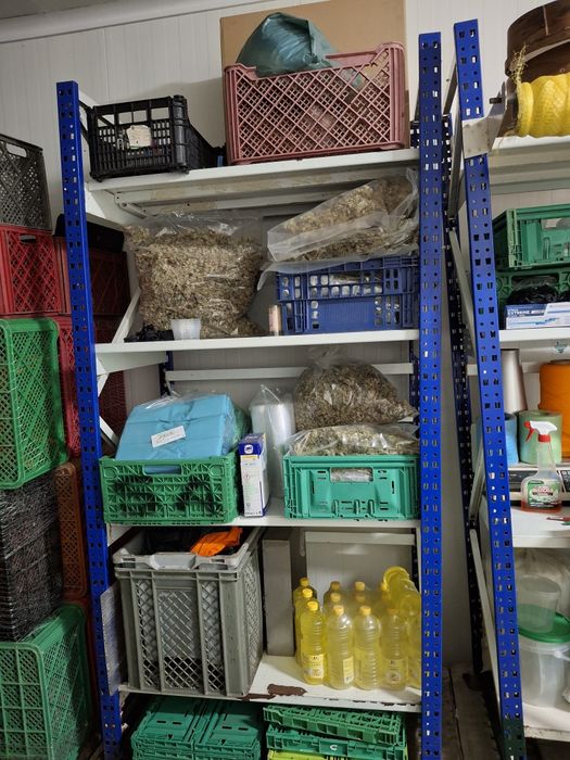 Vendo duas estantes de ferro