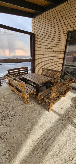Вуличні садові меблі з піддонів. Меблі з вторинних матеріалів. Лофт.