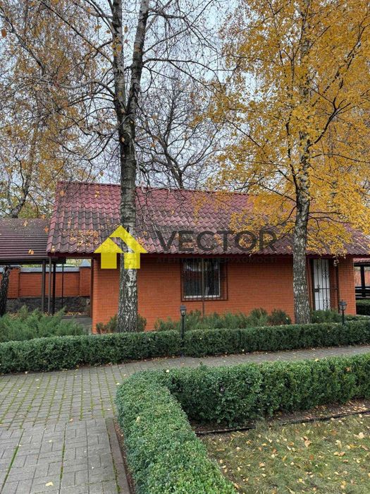 Двоповерховий будинок у місті з гаражем та підвалом!