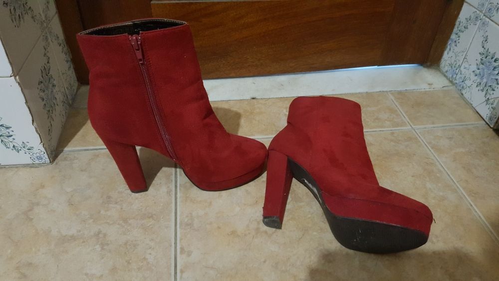 Botas compensadas vermelhas