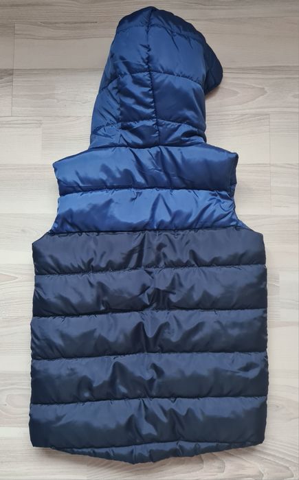 Стеганий жилет з капюшоном
