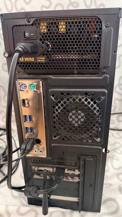 Komputer gamingowy Intel Core i3 8350K 4-rdzeniowy 8GB RAM, monitor