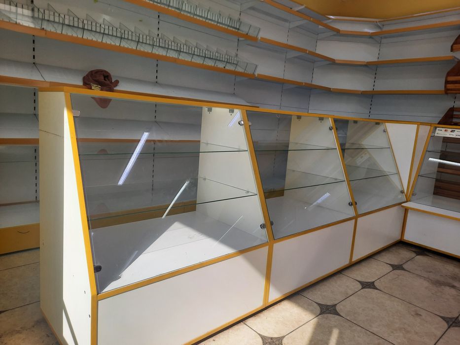 Продам торгові пристінні стелажі