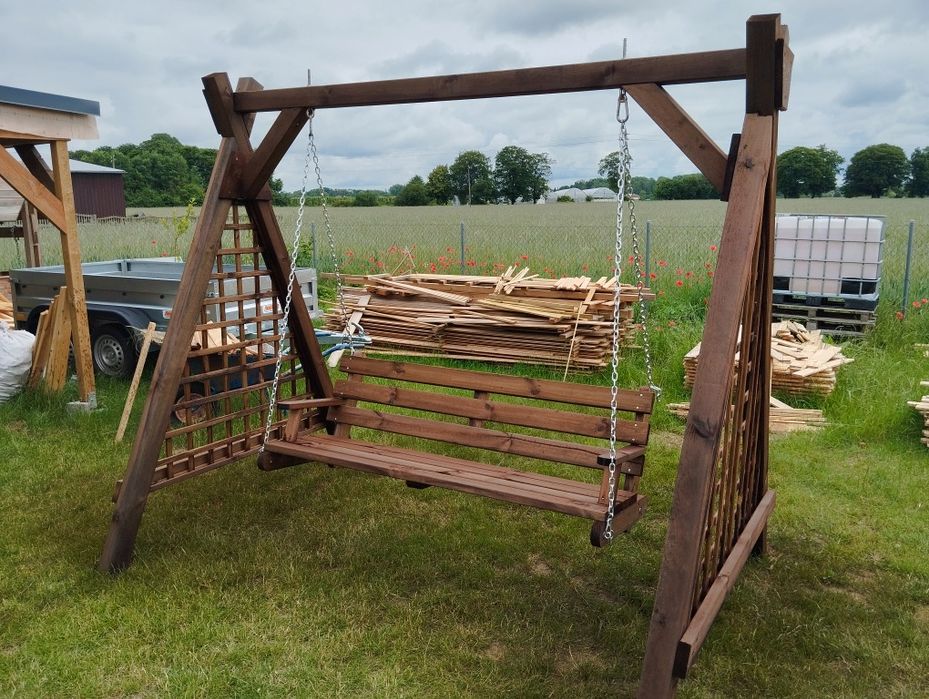 Huśtawka ogrodowa lub pergola