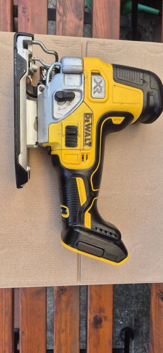 Wyrzynarka Dewalt DCS335