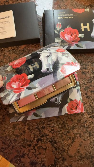 Палетка Hourglass .Кінь ,наповнення Коня оригінал.