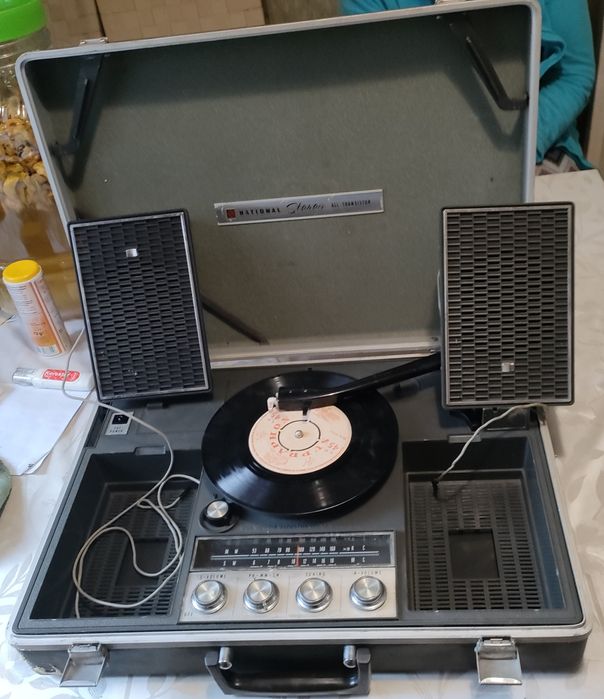 Japoński radiogramofon z ok 1962 roku plus płyta Beatles music  1968r.