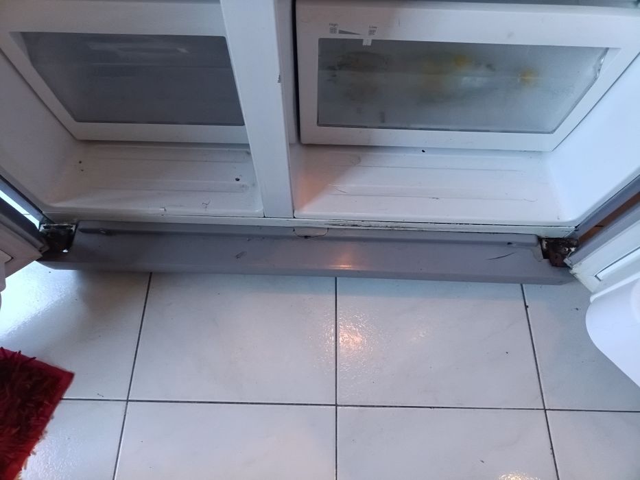 Frigorífico Samsung modelo antigo, mas funciona na perfeição.