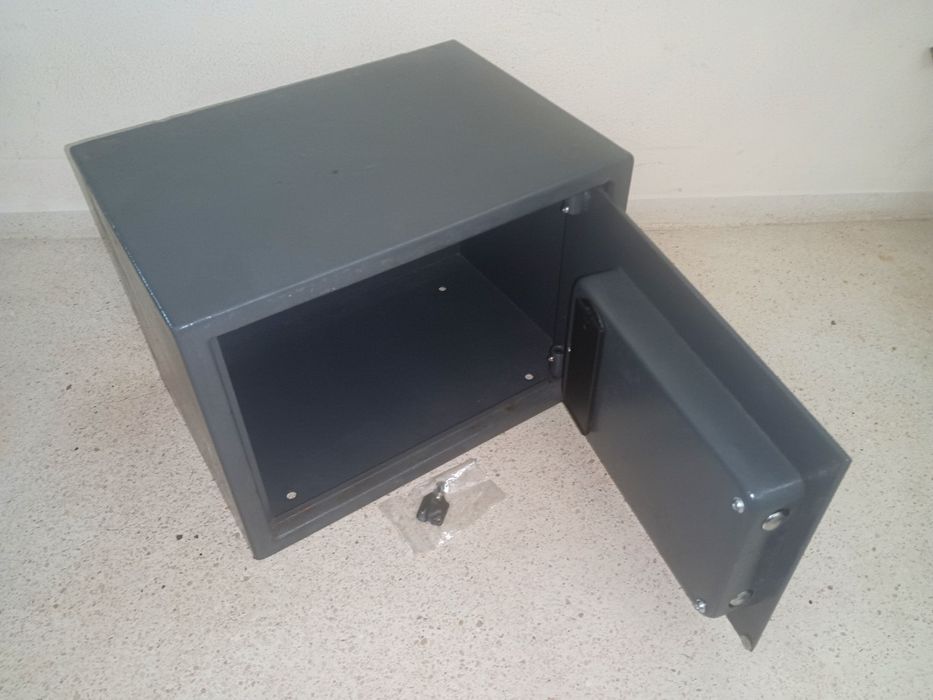 Cofre de segurança eletrónico/digital de encastrar ou fixar, construído em aço de cor cinzenta escura:  
​Dimensões: 35 \25 \ 25cm