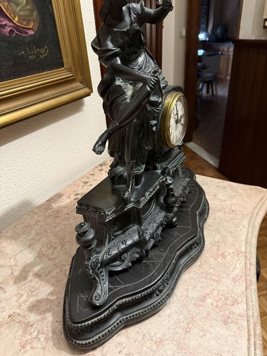 Relogio com estatueta em resina