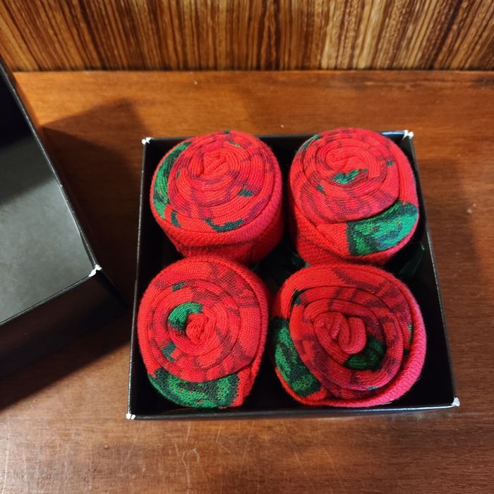 Box ze skarpetkami Rainbow socks róże