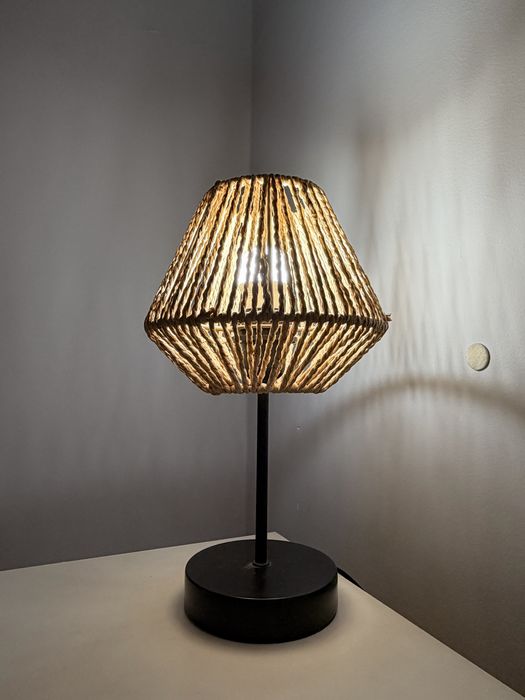Candeeiro de Mesa Estilo Boho em Fibra Natural – Como Novo