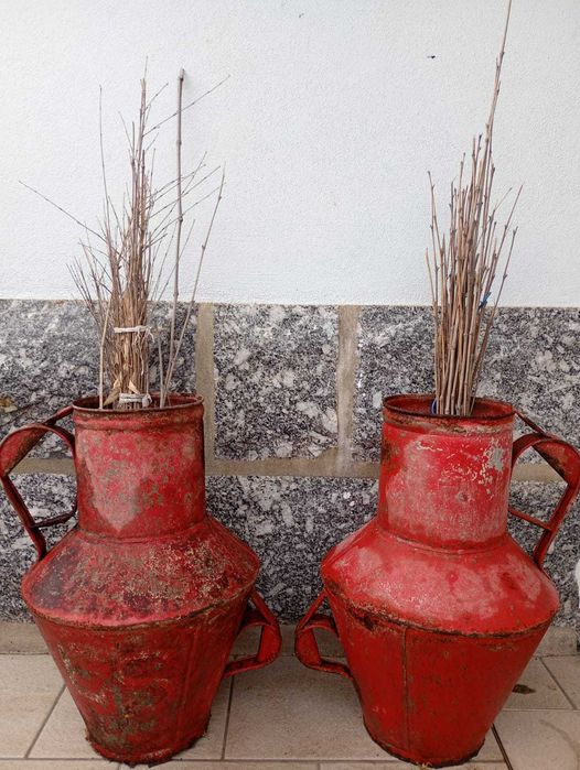 Jarros Metálicos Rústicos  de Adega – Decoração Vintage - Antiguidades