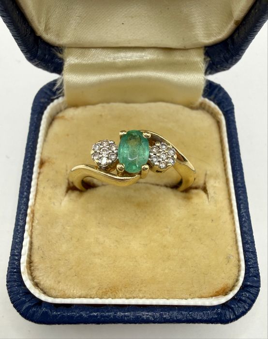 Złoty pierścionek z szmaragdem 0,49ct i diamentami 0,07ct