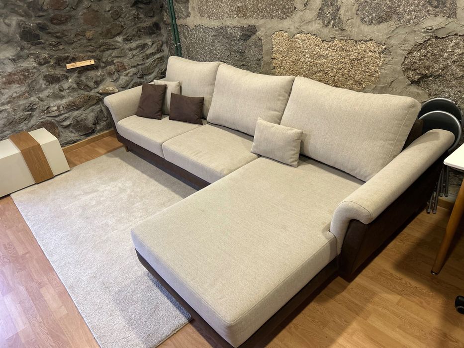 Sofá com chaise-long