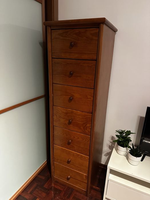 Móvel alto com gavetas