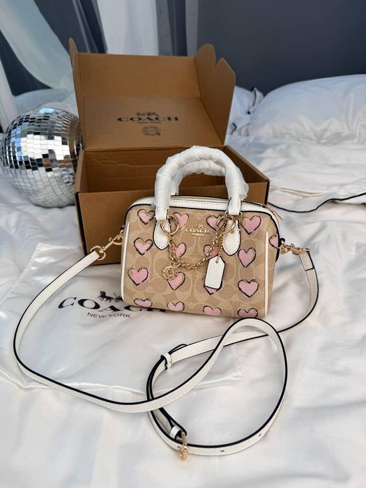 Coach Signature Canvas Heart Print Bag / жіноча сумочка / женская сумочка коуч